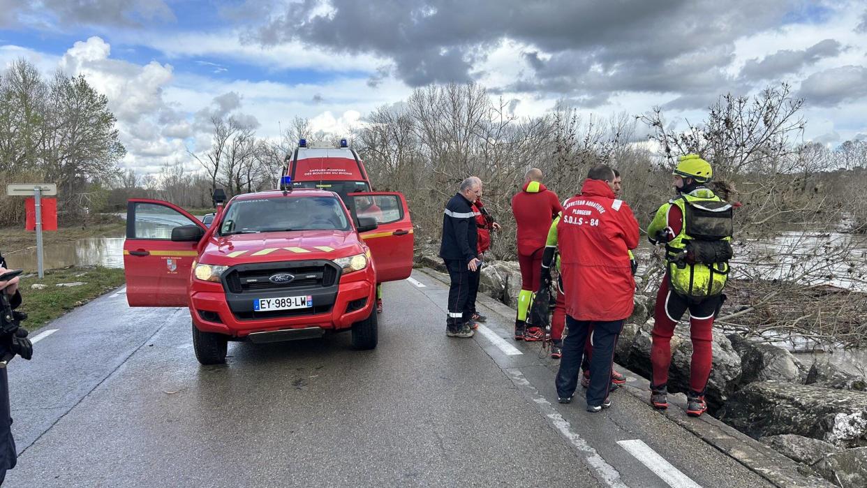 Les pompiers sur le pont submersible à Dions, le 10 mars 2024.