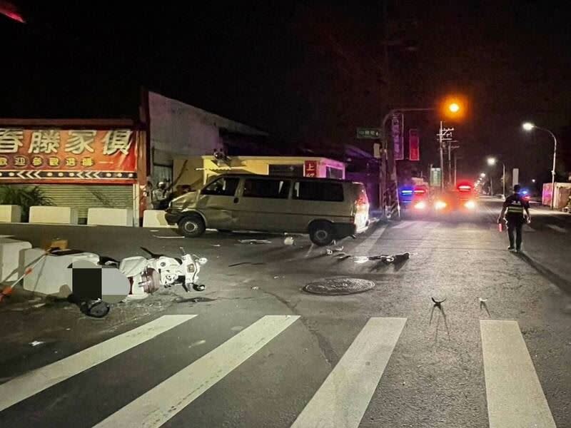 花壇鄉12日發生一起機車、廂型車相撞車禍。（圖／翻攝畫面）