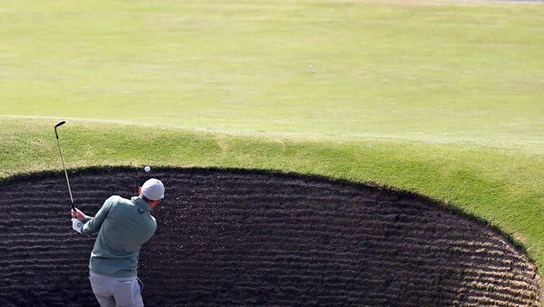 El inglés Matthew Fitzpatrick trata de salir de uno de los búnkers de St. Andrews