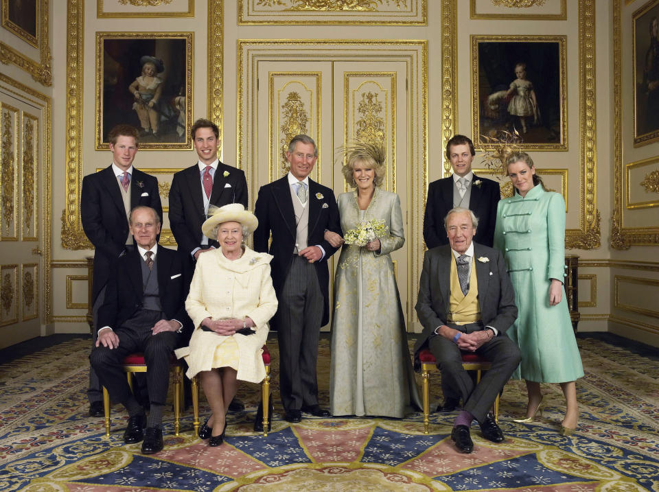 Un an après le décès de Lady Diana, le prince Charles s’entretient avec Elizabeth II et lui annonce qu’il ne veut plus cacher sa relation avec Camilla Parker-Bowles. Estimant que le moment n’est pas encore venu, la reine s’oppose à cette décision. De plus, le grand amour du prince Charles est divorcé, et leur union irait donc à l’encontre du protocole royal. Sept ans plus tard, la souveraine revient sur son choix et accepte d’aller à l’encontre de ses convictions. Le mariage de Camilla Parker-Bowles et du prince Charles est célébré le 9 avril 2005 à Windsor. <em>(Photo by Hugo Burnand/Pool/Tim Graham Picture Library/Getty Images)</em>