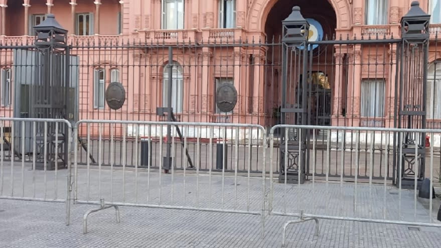 La Casa Rosada amaneció vallada a la espera de protestas