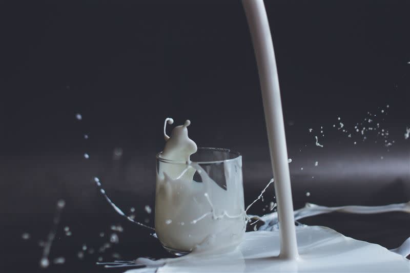醫師李思賢表示，牛奶未必有助長高，甚至還導致骨質流失。（圖／Pixabay）