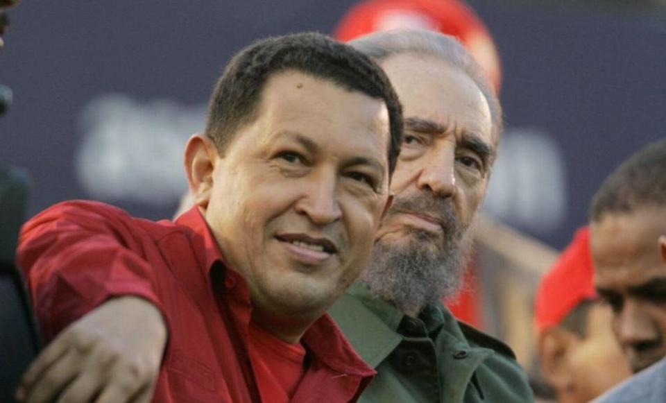 Los gobernantes de Venezuela, Hugo Chávez, y Cuba, Fidel Castro, asisten a un evento en Córdoba, Argentina, en esta foto del 5 de marzo de 2013.