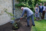 <p>Con motivo del 400 aniversario del Oxford Botanic Garden, el más antiguo de Reino Unido, el hijo de la reina Isabel II plantó un árbol. Además, es patrón de este jardín botánico desde 1991. (Foto: Jacob King - WPA Pool / Getty Images)</p> 