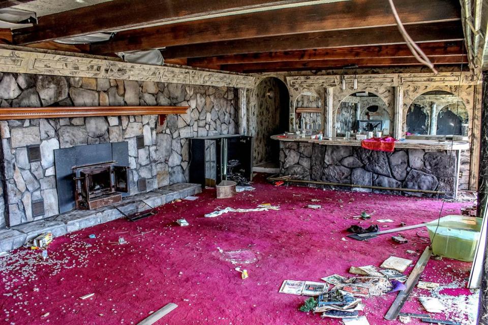 <p>En el salón de la casa había pilares de mármol, espejos y piedra de imitación (Foto: Abandoned Southeast/Caters News). </p>