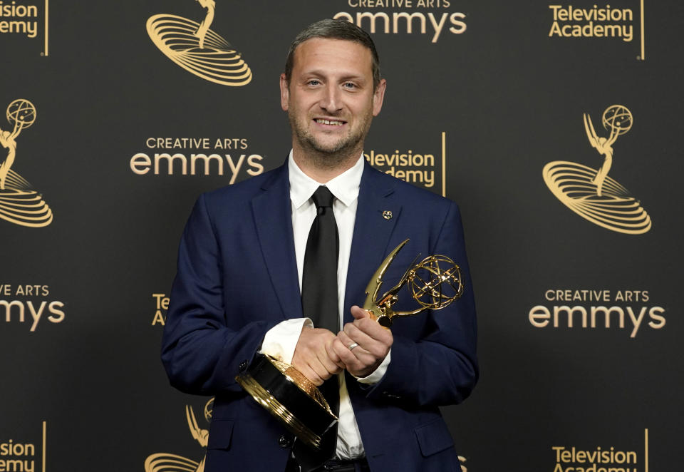 Tim Robinson posa en la sala de prensa con el premio a mejor actor en una serie de comedia o drama por "I Think You Should Leave with Tim Robinson" en la segunda noche de los ¨Premios Emmy a las Artes Creativas el domingo 4 de septiembre de 2022 en el Teatro Microsoft en Los Angeles. (Foto AP/Chris Pizzello)