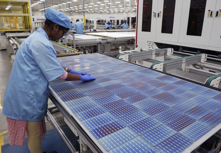 Un trabajador elabora un tablero solar en una fábrica en las afueras de Hyderabad, India, el miércoles 25 de enero de 2023. (AP Foto/Mahesh Kumar A.)