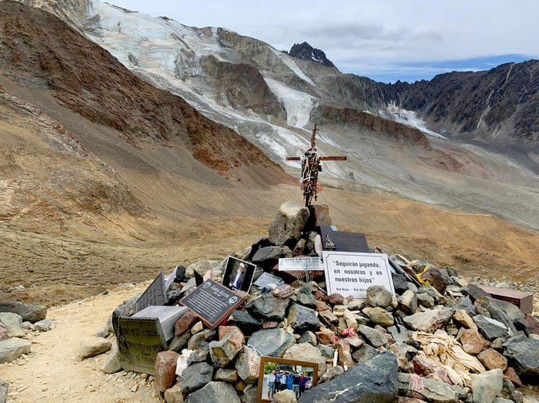 En el lugar de los hechos hay un homenaje a las víctimas del accidente