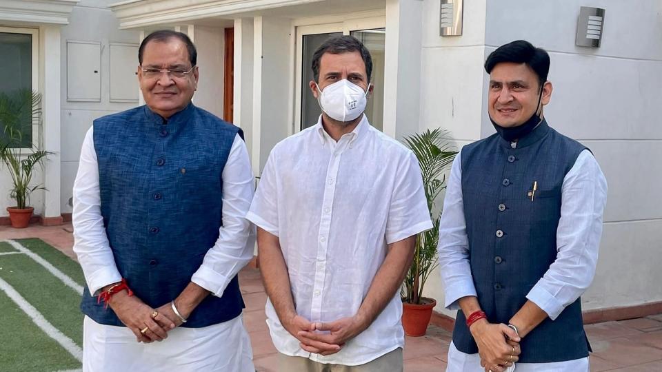 <div class="paragraphs"><p>Uttarakhand BJP leader Yashpal Arya with his son MLA Sanjeev Arya joined Congress Party, 11 October.</p></div>