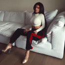 <p>Seit spekuliert wird, Kylie Jenner erwarte Nachwuchs, warten alle sehnsüchtig auf ein Babybauchfoto des Reality-Sternchens. Allerdings ist die Kardashian-Schwester seit den Schwangerschaftsgerüchten ungewohnt zurückhaltend in Sachen Social Media. Vorher postete sie täglich neue Ganzkörperfotos und inszenierte sich am liebsten so: sexy, cool und selbstbewusst. (Bild: Instagram/kyliejenner) </p>