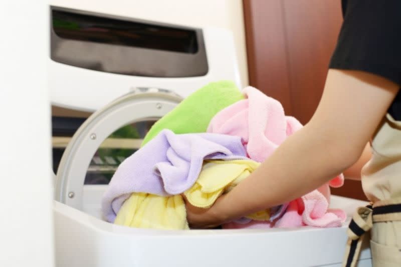 ▲網友分享，她在修洗衣機時，被師傅告知「別用洗衣粉」，用洗衣精對機器會比較好。（示意圖／翻攝photoAC）
