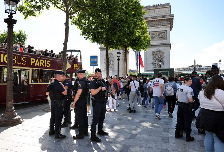 La policía francesa hace guardia en la Avenida de Champs Élysées, cerca del Arco de Triunfo. 