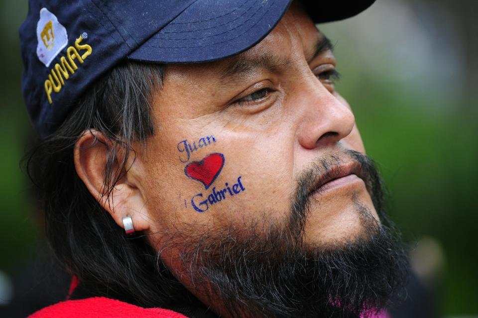 A fan waits for the ashes of Mexican singer-songwriter Juan Gabriel to arrive at the Fine Arts Palace in Mexico City.