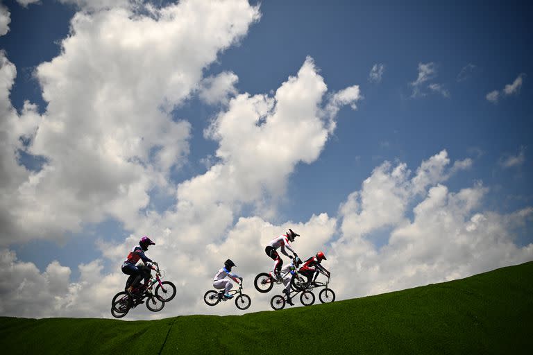 Los ciclistas compiten en los cuartos de final masculinos de carreras de ciclismo BMX en el Ariake Urban Sports Park durante los Juegos Olímpicos de Tokio 2020 en Tokio el 29 de julio de 2021.