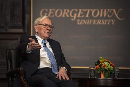 Investor Warren Buffett speaks to students at Georgetown University with Bank of America CEO Brian Moynihan (not pictured) at an event co-sponsored by Bank of America and the Global Social Enterprise Initiative (GSEI) at Georgetown's McDonough School of Business in Washington September 19, 2013. REUTERS/James Lawler Duggan