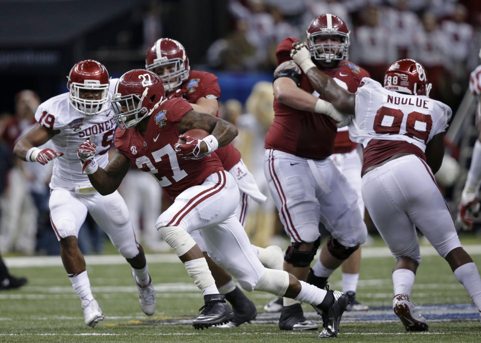 Alabama running back Derrick Henry (27) breaks free for a touchdown as Oklahoma linebacker Eric Striker (19) pursues during the seond half of the Sugar Bowl NCAA college football game, Thursday, Jan. 2, 2014, in New Orleans. (AP Photo/Patrick Semansky)