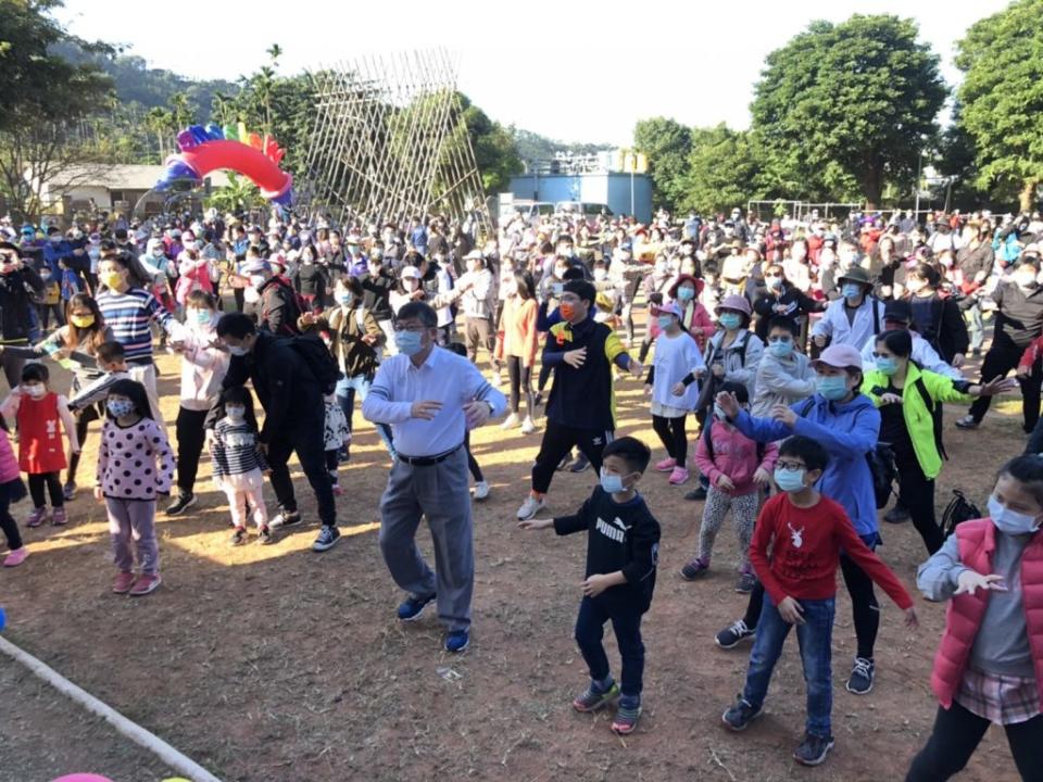 臺大醫院雲林分院疫情趨緩首辦登山健行親子日，逾千名同仁帶眷屬走向戶外。（記者陳正芬攝）