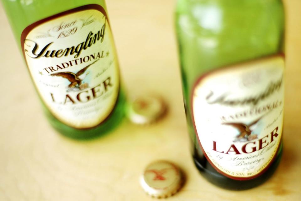 <p>Empresa: Productora de cerveza Yuengling Motivo del boicot: su propietario le brindó apoyo a Trump. (Foto: Time) </p>