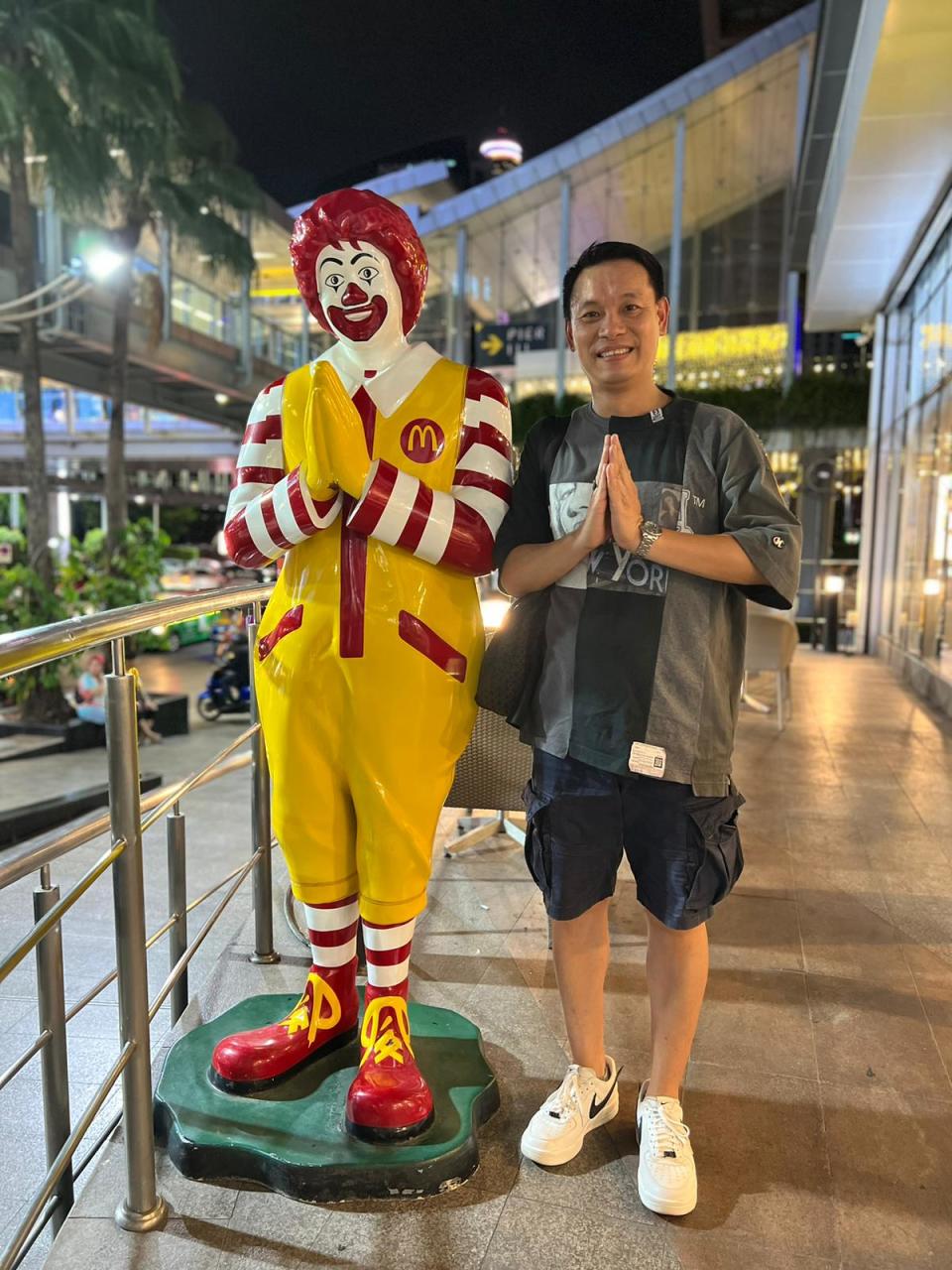 泰國是少數保留麥當勞叔叔小丑造型的國家，吸引遊客打卡拍照。（Robin Liu）