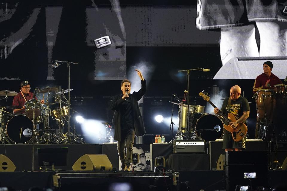 Vicentico, vocalista de la banda de rock argentina Los Fabulosos Cadillacs, centro, durante su concierto gratuito en el Zócalo de la Ciudad de México el sábado 3 de junio de 2023. (Foto AP/Aurea Del Rosario)