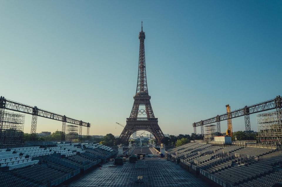 Los anillos olímpicos lucen en la Torre Eiffel. <a href="https://press.paris2024.org/news/with-50-days-to-the-olympic-games-the-olympic-rings-adorn-the-eiffel-tower-9f55-7578a.html" rel="nofollow noopener" target="_blank" data-ylk="slk:París 2024;elm:context_link;itc:0;sec:content-canvas" class="link ">París 2024</a>