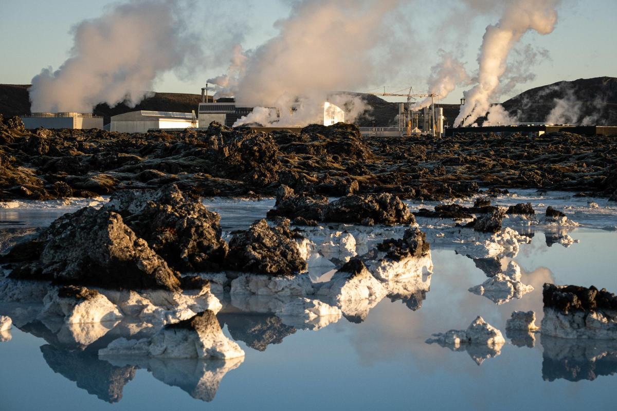 Iceland's Blue Lagoon Closes After Thousands of Earthquakes - The New York  Times