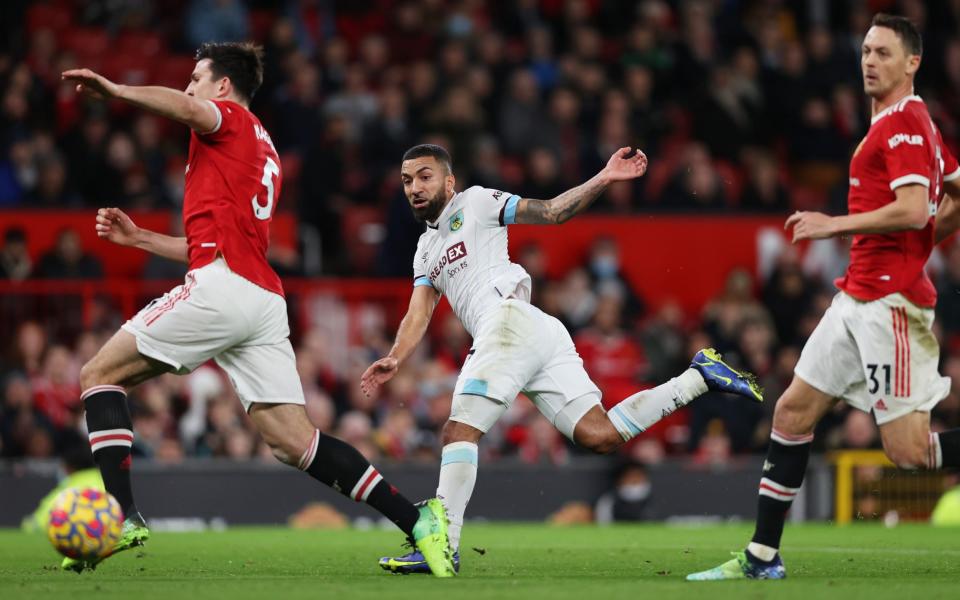 Aaron Lennon of Burnley scores their sides first goal during the Premier League match between Manchester United and Burnley - Clive Brunskill/Getty Images