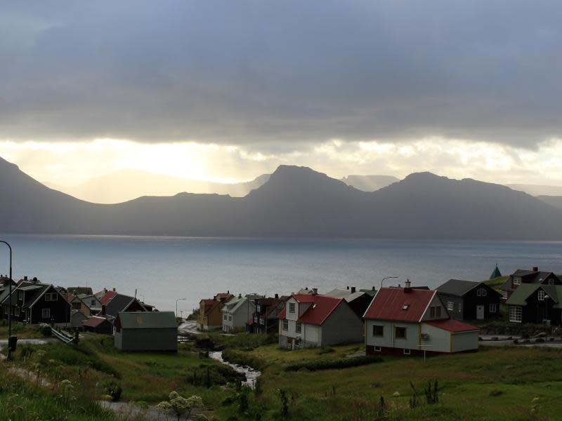 Die Sonne bricht in Gjógv hinter den Wolken hervor. Das Wetter auf den Färöer Inseln kann an einem Tag alle Extreme mitmachen. Foto: Lea Sibbel