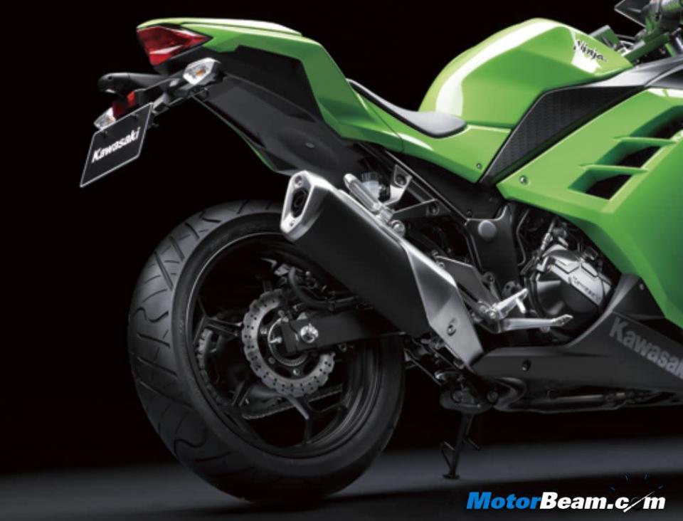 On the styling front, Kawasaki has given the Ninja 250R twin headlights along with a new fairing, muffler and tail section. The Ninja 250R also gets new alloy wheels with a new and unique design pattern.