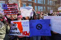 <p>Decenas de estudiantes del instituto Druid Hills participan en una protesta a nivel nacional contra la venta de armas en Atlanta, Georgia (Estados Unidos) hoy, 14 de marzo de 2018, cuando se cumple un mes del tiroteo es el instituto Stoneman Douglas en Parkland, en Florida, en el que murieron 17 personas. Estudiantes de todo el país hicieron hoy un paro de protesta en demanda de mayor control de armas y en recuerdo por las víctimas de la masacre. EFE/ Erik S. Lesser </p>