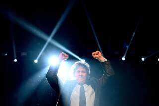 Le député et candidat d’extrême droite argentin à l’élection présidentielle Javier Milei, après un discours à Buenos Aires, le 18 octobre 2023. Le premier tour des élections est prévu dimanche 22 octobre. . PHOTO LUIS ROBAYO/AFP