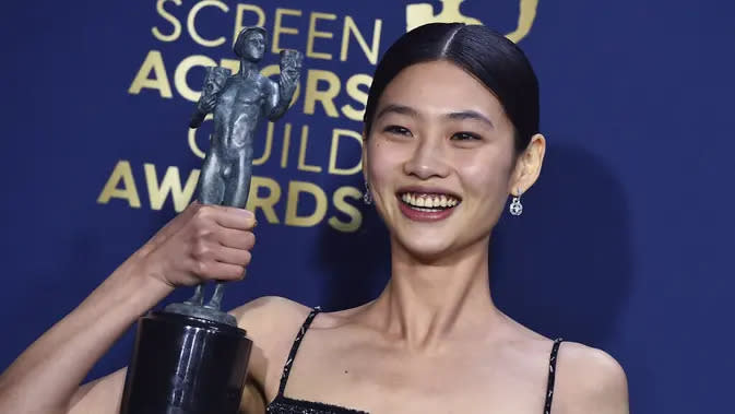 Bintang Squid Game Jung Ho Yeon di SAG Awards 2022. (Jordan Strauss/Invision/AP)