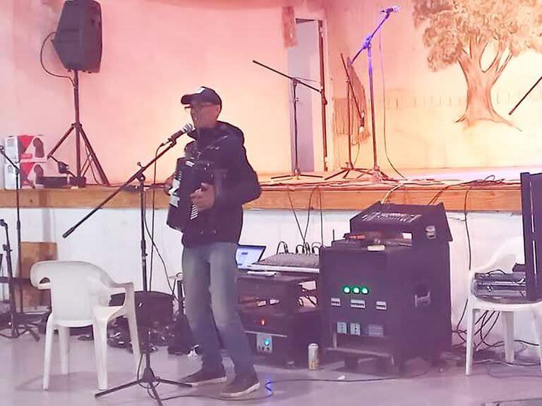 Ricardo tocando el bandoneón en el Ceibo Ameghino.