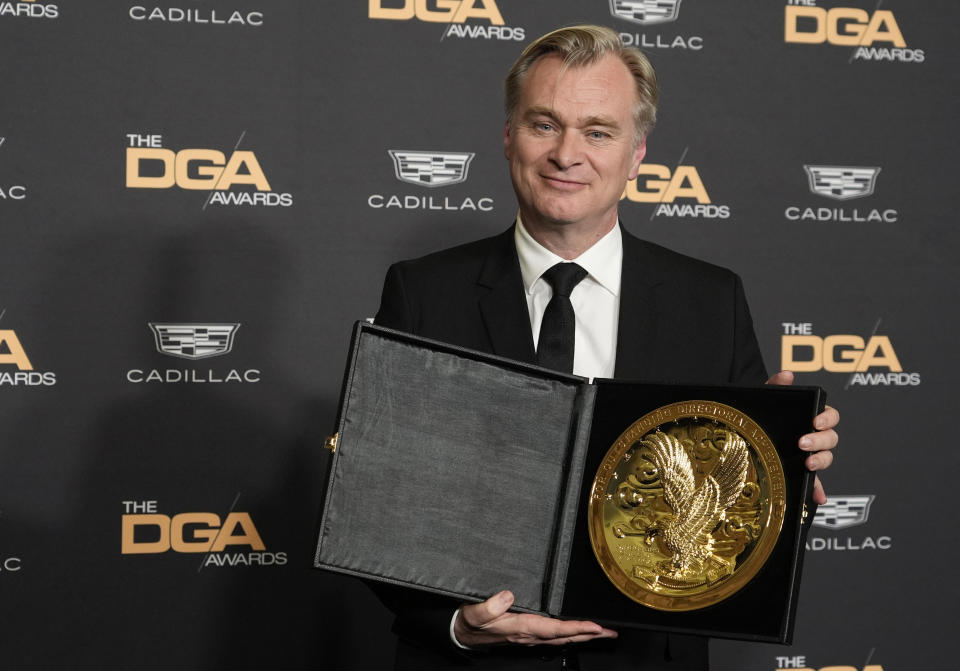 Christopher Nolan, director de la película "Oppenheimer", posa con su premio DGA a la mejor película en la 76a entrega de los Premios DGA del Sindicato de Directores de Estados Unidos, el sábado 10 de febrero de 2024 en Beverly Hills, California. (Foto AP/Chris Pizzello)