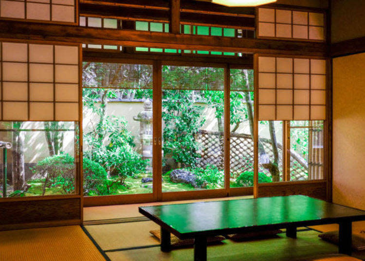 ▲可從屋齡100年以上的古風民宅內眺望仔細修整過後的美麗日式庭園。店內全是榻榻米座位。