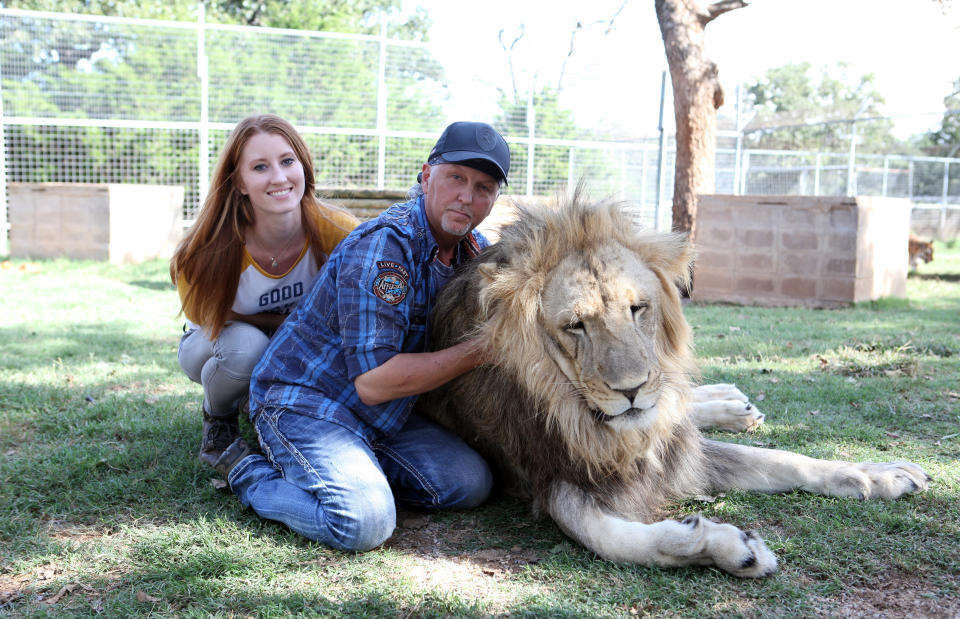 Jeff Lowe and wife Lauren Dropla with a lion at the Greater Wynnewood Exotic Animal Park. (Photo: Getty Images)