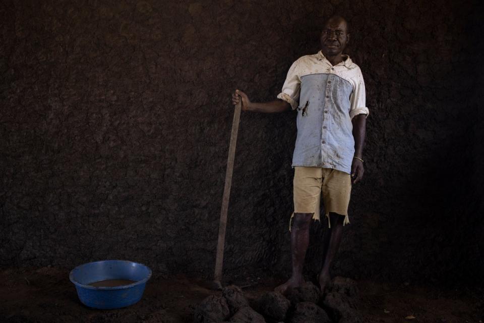 Patrício Alberto Mponda helps build the walls of his family’s new home at the Corrane IDP site in Nampula province (Hélène Caux/UNHCR)