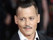 <p>... ihren Papa Johnny Depp. Der stand in "Yoga Hosers" und "Tusk" gemeinsam mit seiner Tochter vor der Kamera. (Bild: John Phillips/Getty Images)</p>