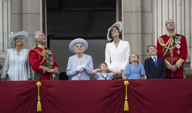 De izquierda a derecha, Camilla, la duquesa de Cornualles; el príncipe Carlos; la reina Isabel II; el príncipe Luis; Kate, la duquesa de Cambridge; la princesa Charlotte; el príncipe Jorge y el príncipe Guillermo se reúnen en el balcón del Palacio de Buckingham, Londres, el 2 de junio de 2022. (Paul Grover, Pool Photo via AP)