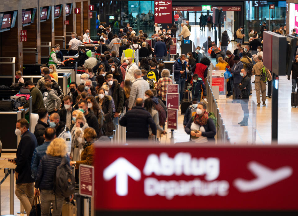 Zahlreiche Fluggäste warten im Terminal 1 des Flughafens BER in einer Schlange