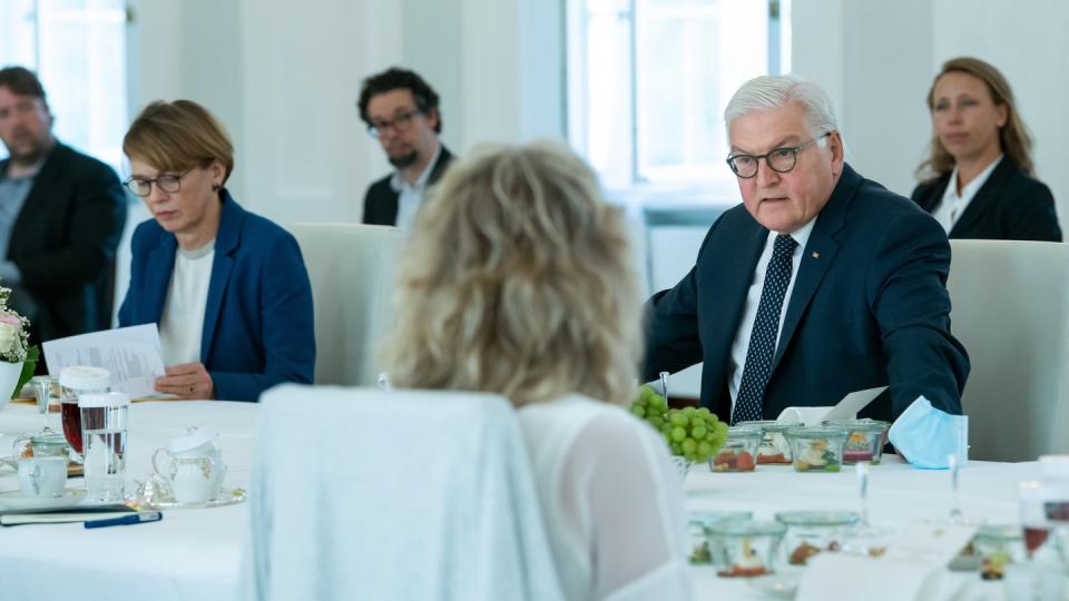 Bundespräsident Steinmeier lädt bei seiner Gesprächsreihe "Kaffeetafel" seit 2018 Bürgerinnen und Bürgern ein, um mit ihnen ins Gespräch zu kommen und deren Meinungen und Perspektiven kennenzulernen.