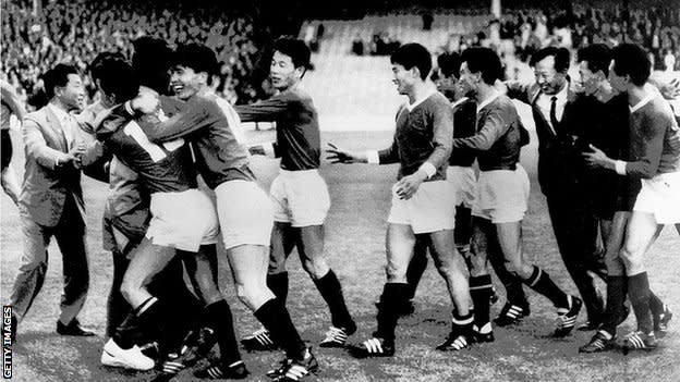 Fotografia em preto e branco mostra jogadores da coreia do Norte comemorando