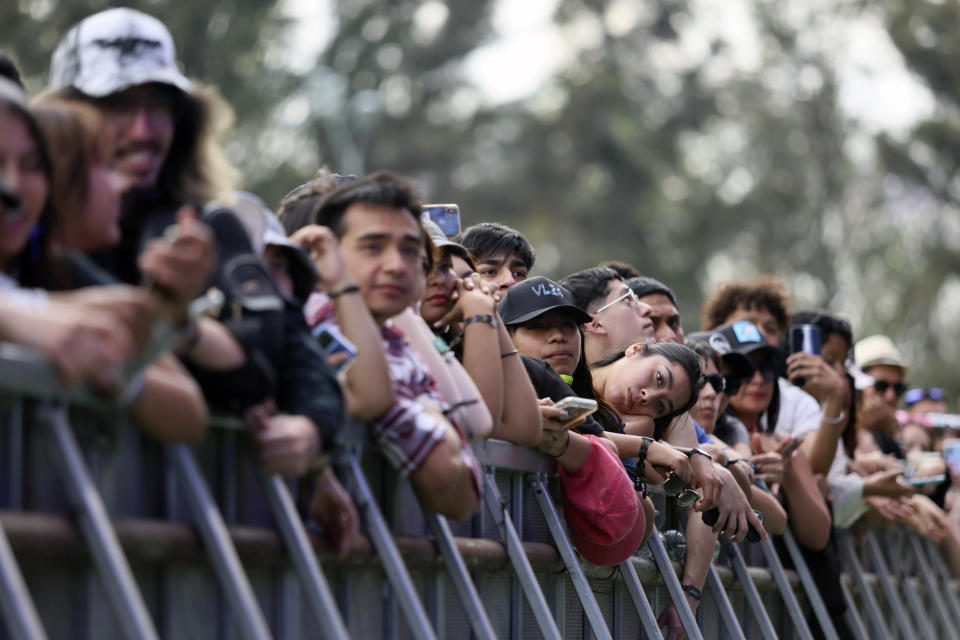 El público en el concierto de DannyLux en el Festival Vive Latino en la Ciudad de México el domingo 17 de marzo de 2024. (Foto AP/Ginnette Riquelme)