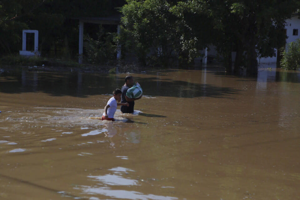 Además, dijo que brindó atención a 29 municipios con daños y tiene constancia de 26 ríos y arroyos desbordados, 39 desprendimientos de terreno o derrumbes y 26 vías de comunicación afectadas.