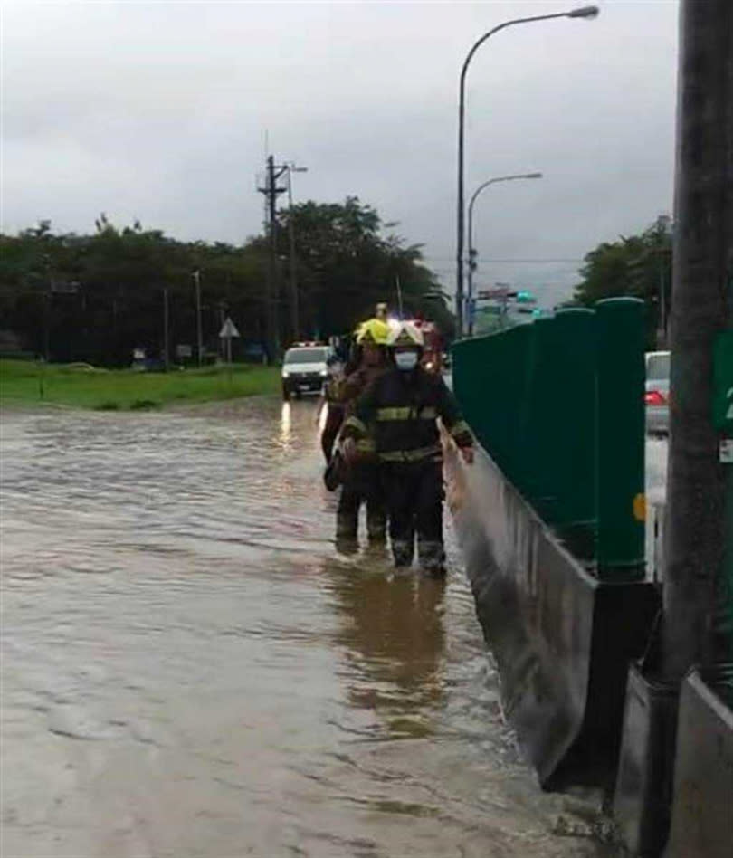 豪雨造成車輛拋錨 孕婦困車內警方急救出。（圖／翻攝影片）