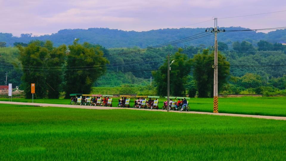 參加走讀活動的民眾乘坐電動遊園車，除了沿途欣賞美麗的田園風光外，還能藉由導覽解說，知道更多西湖的故事，對當地有更深的了解印象。（記者 張艷君拍攝）