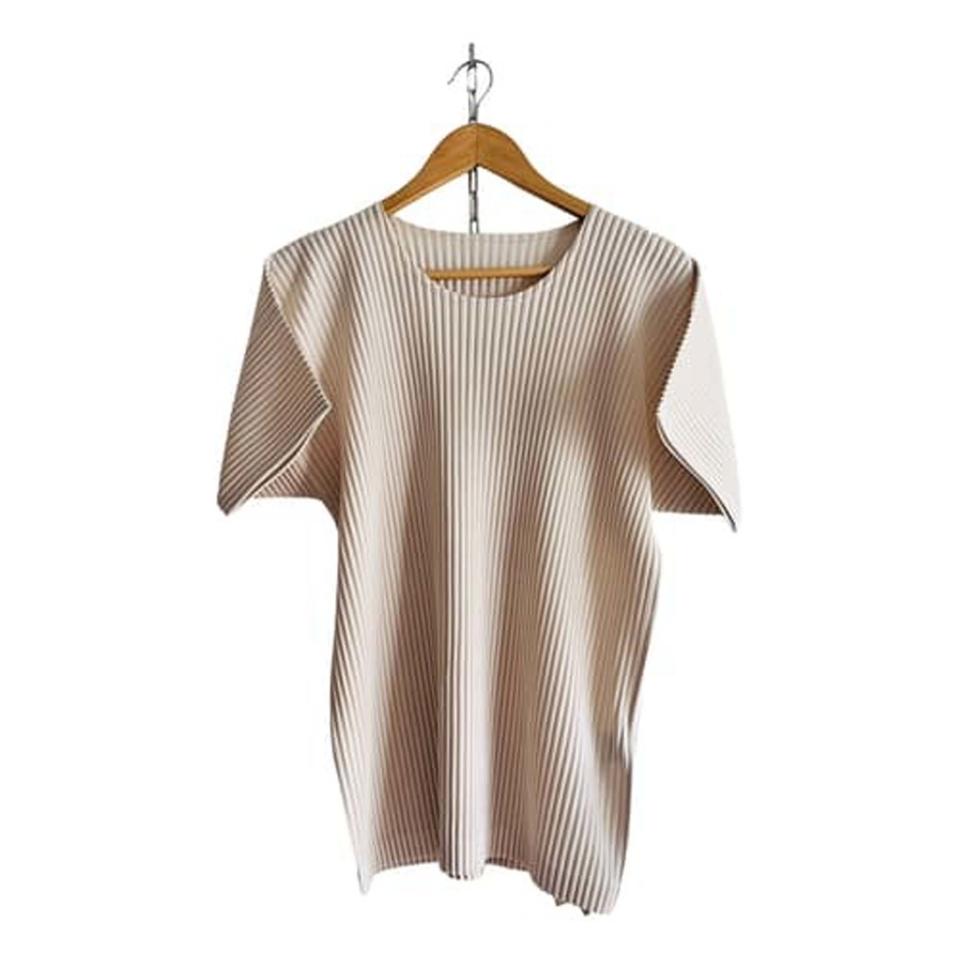 <p>210€</p><br><a href="https://fr.vestiairecollective.com/vetements-homme/tee-shirts/issey-miyake/tee-shirt-issey-miyake-en-coton-beige-33473970.shtml" rel="nofollow noopener" target="_blank" data-ylk="slk:Acheter;elm:context_link;itc:0;sec:content-canvas" class="link ">Acheter</a>