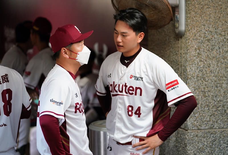 張梓軒(右)一軍初登板太緊張，退場後總教練曾豪駒跟他聊了一下。特約攝影游智勝/攝