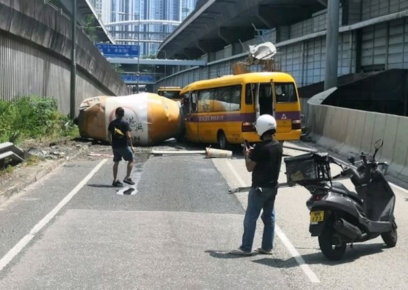 田螺車翻側橫亘路中。