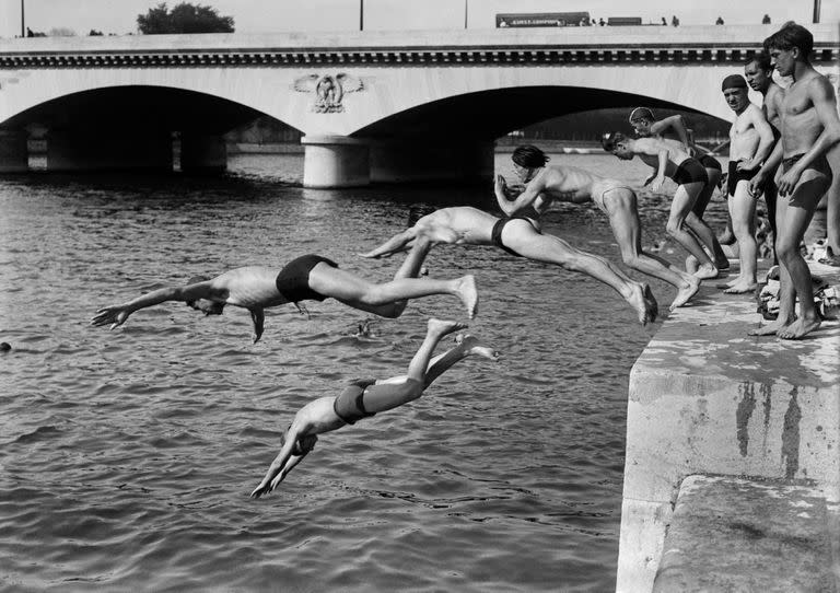 Disputadas entre los Inválidos y la Torre Eiffel, las pruebas de natación y triatlón en aguas abiertas deberían marcar un nuevo comienzo en las relaciones entre el público y el río, prohibido para el baño desde 1923.